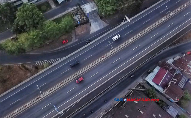 Suasana arus lalu lintas di Tol Layang, Makassar, Minggu (6/10/2024).