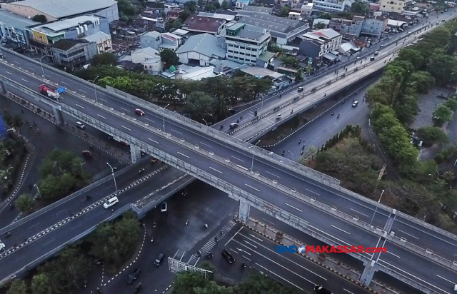 Suasana arus lalu lintas di Tol Layang, Makassar, Minggu (6/10/2024).