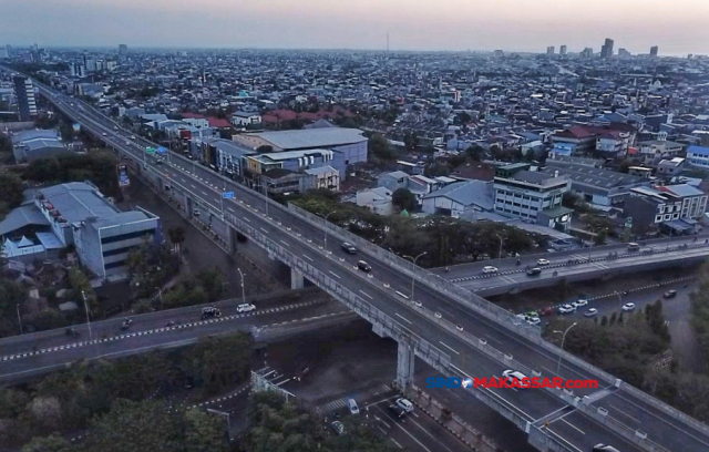 Suasana arus lalu lintas di Tol Layang, Makassar, Minggu (6/10/2024).