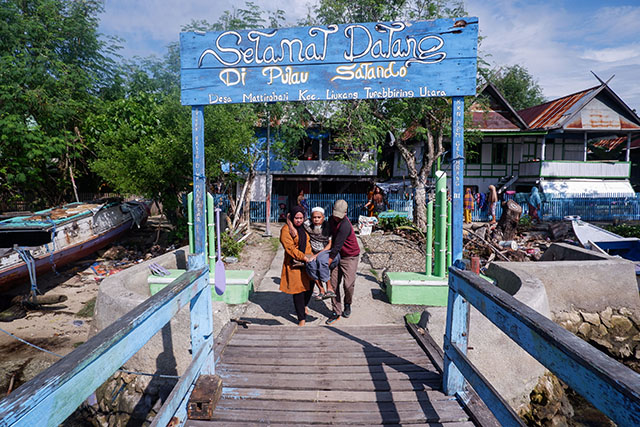 Sattuan (61 tahun) digotong oleh kerabatnya untuk mendapatkan perawatan medis dari Pulau Satando, Kabupaten Pangkep.