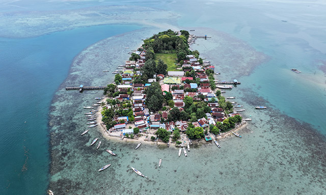 Perjuangan Warga Pulau Satando: Menempuh Perjalanan Jauh untuk Perawatan Medis