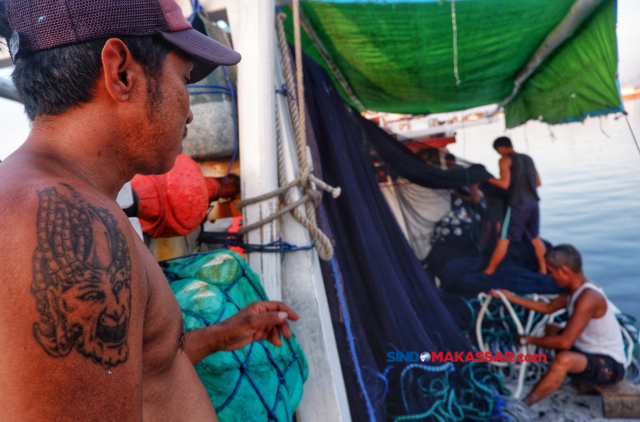 Nelayan mempersiapkan jaringnya di Pelabuhan Paotere, Makassar.