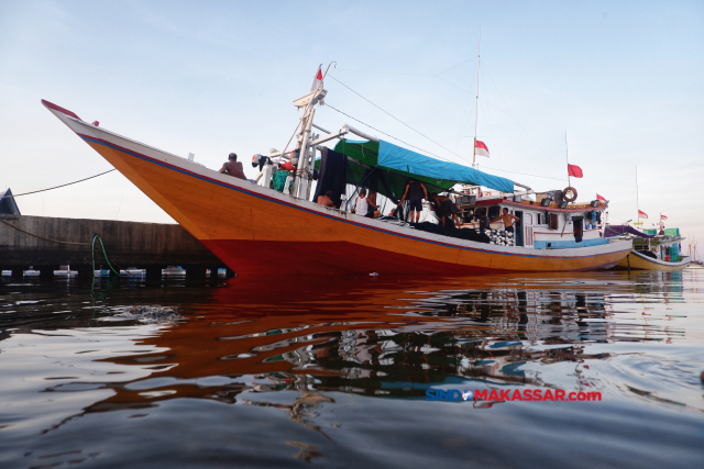 Nelayan mempersiapkan jaringnya di Pelabuhan Paotere, Makassar.