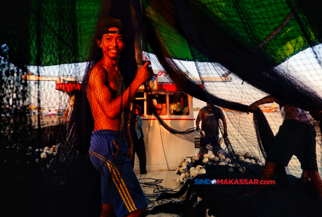 Nelayan mempersiapkan jaringnya di Pelabuhan Paotere, Makassar.