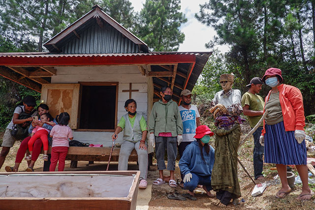 Warga melakukan live streaming menggunakan smartphone untuk mengabari kerabatnya yang tidak sempat hadiri pada ritual Ma'Nene di Desa Lembang, Kabupaten Toraja Utara, Sulawesi Selatan.