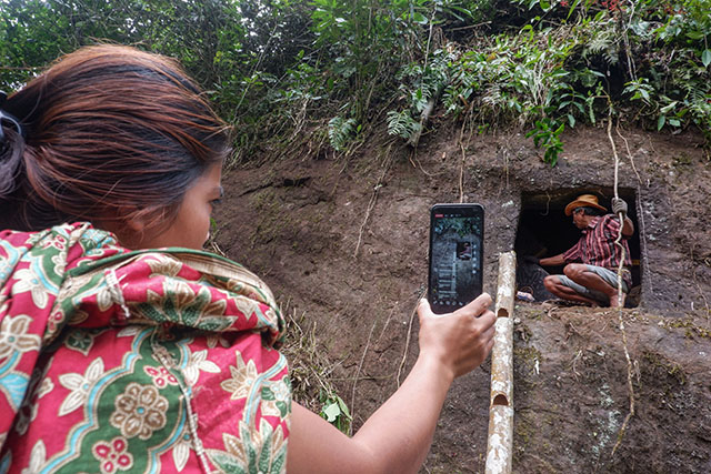 Warga melakukan live streaming menggunakan smartphone untuk mengabari kerabatnya yang tidak sempat hadiri pada ritual Ma'Nene di Desa Lembang, Kabupaten Toraja Utara, Sulawesi Selatan.