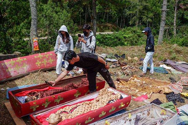 Warga melakukan live streaming menggunakan smartphone untuk mengabari kerabatnya yang tidak sempat hadiri pada ritual Ma'Nene di Desa Lembang, Kabupaten Toraja Utara, Sulawesi Selatan.