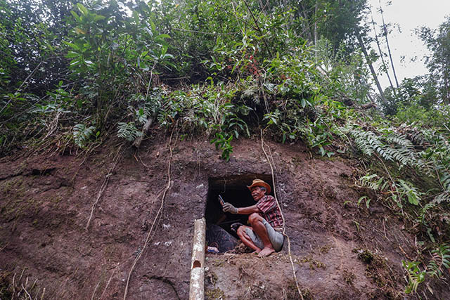 Warga melakukan live streaming menggunakan smartphone untuk mengabari kerabatnya yang tidak sempat hadiri pada ritual Ma'Nene di Desa Lembang, Kabupaten Toraja Utara, Sulawesi Selatan.