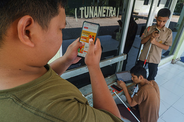 Beberapa penyandang tunanetra mengakses perangkat mobile untuk belajar di SLB-A YAPTI Makassar, Sabtu (17/8/2024).