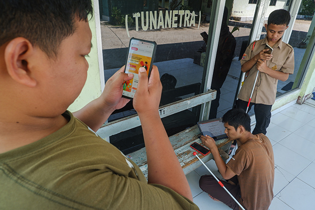 FOTO: Menggapai Ilmu Tanpa Batasan: Semangat Belajar Tunanetra di Era Digital