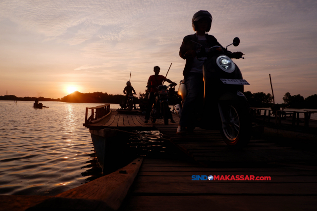 Penyebrangan perahu ini merupakan bagian penting dari akses transportasi warga yang tinggal di Pulau Lakkang.