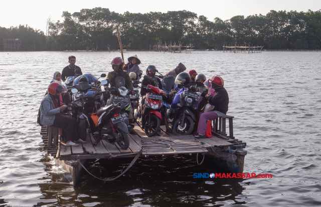 Perahu-perahu yang digunakan biasanya adalah perahu tradisional yang disebut jolloro’, yang berkapasitas kecil dan dioperasikan oleh warga lokal.