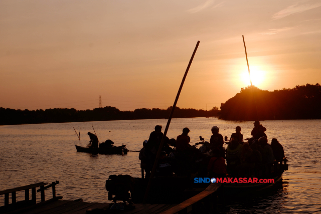 Sejumlah warga menggunakan perahu untuk menyebrang ke Pulau Lakkang, Makassar.