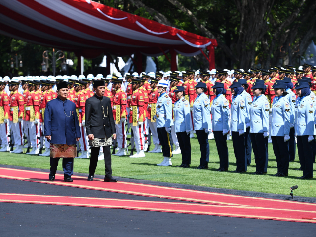 Presiden Republik Indonesia (RI) Prabowo Subianto memimpin Upacara Pelepasan Presiden RI ke-7, Joko Widodo, di Istana Merdeka, Jakarta, pada Minggu, 20 Oktober 2024. Acara tersebut merupakan bentuk penghormatan kepada Joko Widodo, yang telah menyelesaikan masa jabatannya setelah memimpin Indonesia selama dua periode.