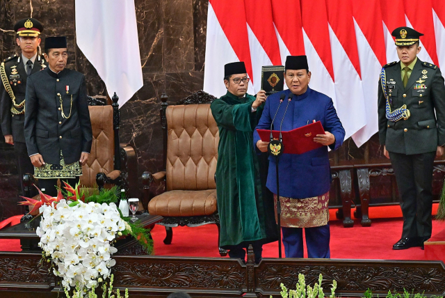 Pasangan Jenderal TNI (Purn) Prabowo Subianto dan Gibran Rakabuming secara resmi mengemban tugas sebagai Presiden dan Wakil Presiden Republik Indonesia masa jabatan 2024-2029.