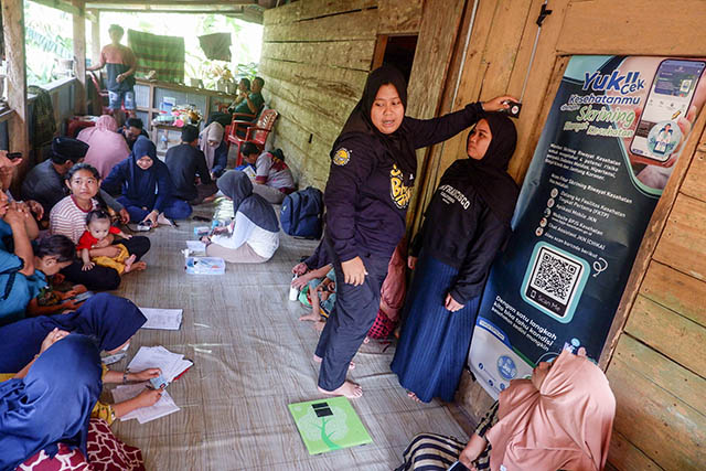 Tim medis dari Puskesmas Tompobulu melakukan pelayanan kesehatan terintegrasi hingga ke pelosok di Kampung Bontomarang, Dusun Makmur Desa Bontomanurung, Kabupaten Maros.