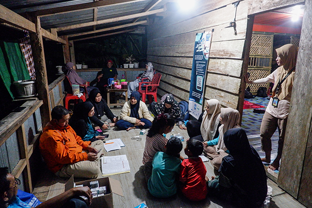 Tim medis dari Puskesmas Tompobulu melakukan pelayanan kesehatan saat malam hari di rumah warga Kampung Bontomarang.