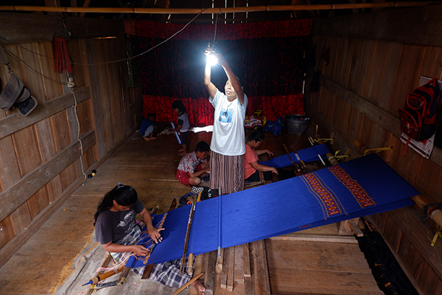 Aktivitas penenun tradsional di Dusun Lembang, Desa Sadan Andulan, Kecamatan Sadang, Toraja Utara, Sulawesi Selatan, Rabu (4/9/2024).