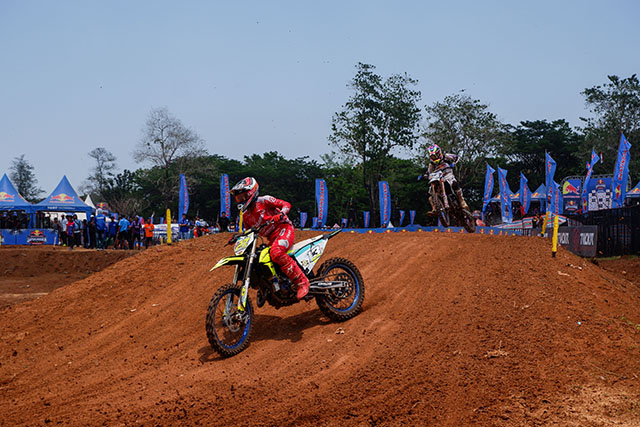 Kejuaraan motocross di ajang Kratingdaeng Supercrosser 2024 di area GOR Sudiang, Makassar, Minggu (27/10/2024).