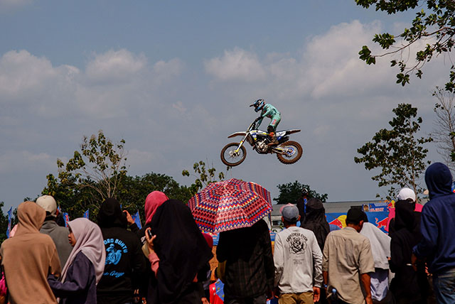 Kejuaraan motocross di ajang Kratingdaeng Supercrosser 2024 di area GOR Sudiang, Makassar, Minggu (27/10/2024).