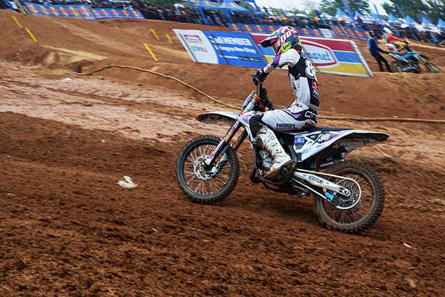 Kejuaraan motocross di ajang Kratingdaeng Supercrosser 2024 di area GOR Sudiang, Makassar, Minggu (27/10/2024).