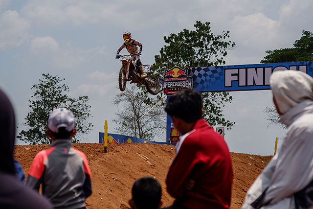 Kejuaraan motocross di ajang Kratingdaeng Supercrosser 2024 di area GOR Sudiang, Makassar, Minggu (27/10/2024).