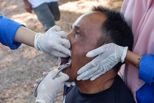 Tim kesehatan melakukan tindakan pencabutan gigi kepada warga Pulau Laiya.