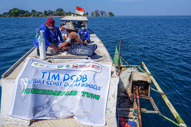 Tim Perahu Sehat Pulau Bahagia melakukan pemeriksaan kesehatan kepada nelayan yang kebetulan melintas saat dalam perjalanan menuju Pulau Laiya pada Sabtu (26/10/2024).