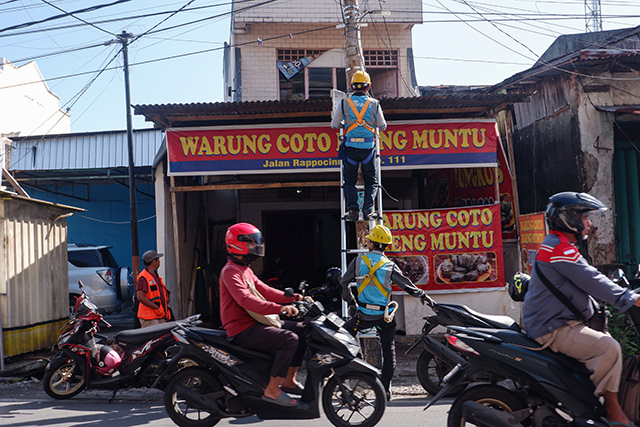 Dukung Digitalisasi Kuliner Tradisional, PLN Pasang Jaringan Internet ICONNET di Warung Coto Makassar