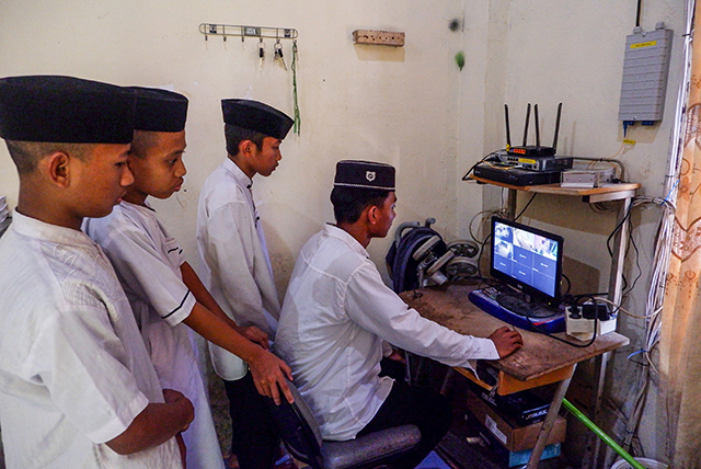 Beberapa santri memantau CCTV di area Pondok Pesantren (Ponpes) Ma'had Ahlul Qur'an, Selasa (26/3/2024).