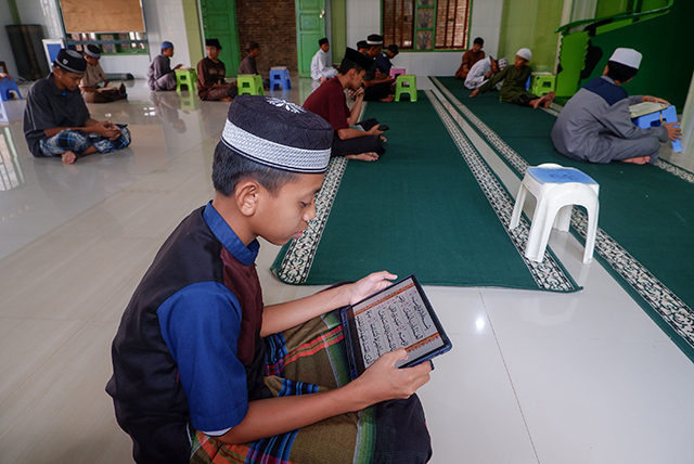 Beberapa santri menggunakan Al-Quran online untuk media pembelajaran mengaji di Pondok Pesantren (Ponpes) Ma'had Ahlul Qur'an di Kota Makassar, Selasa (26/3/2024).