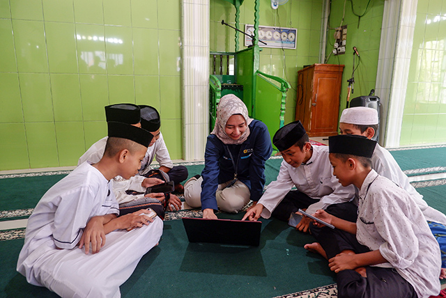 PLN Icon Plus memberikan bantuan internet gratis selama satu tahun kepada Pondok Pesantren (Ponpes) Ma'had Ahlul Qur'an di Kota Makassar, Selasa (26/3/2024).