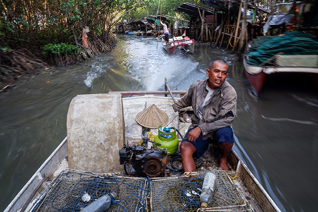 Nelayan menggunakan tabung gas LPG 3 kg sebagai bahan bakar mesin perahu untuk mdelaut di pesisir Kampung Lantebung, Kecamatan Biringkanaya, Makassar, Minggu (13/10/2024).