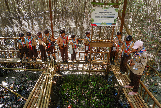 Sejumlah siswa mengunjungi Rumah Bibit Mangrove PT Pertamina di Kampung Lantebung, Kecamatan Biringkanaya, Makassar, Minggu (18/8/2024).