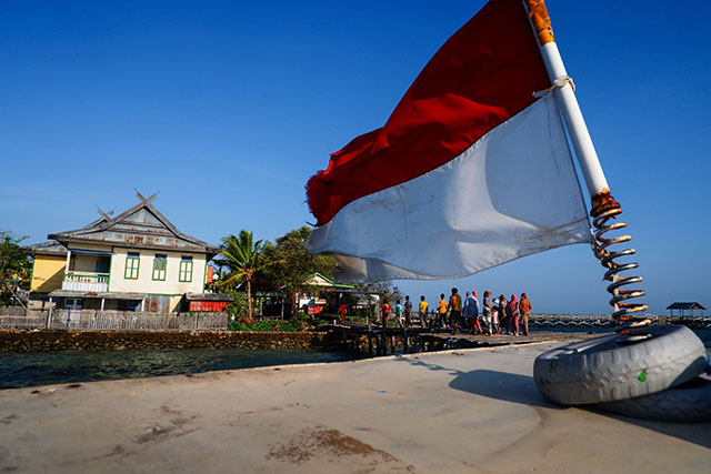 Di tengah lautan yang mengelilingi Pulau Laiya, perahu menjadi alat transportasi utama yang menghubungkan kehidupan warganya dengan daratan Kabupaten Pangkep.