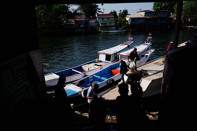 Setiap hari, perahu-perahu berlabuh ke pelabuhan Pangkep, membawa mereka yang ingin memenuhi berbagai kebutuhan sehari-hari, dari membeli kebutuhan pokok hingga mengurus administrasi.