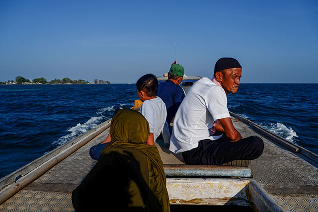 Transportasi ini bukan hanya memenuhi kebutuhan harian mereka, tetapi juga menjadi bagian tak terpisahkan dari identitas dan budaya mereka sebagai masyarakat pesisir yang tangguh dan mandiri.