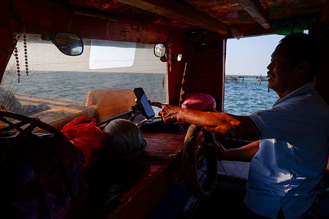 Di tengah perkembangan teknologi dan modernisasi, warga Pulau Laiya tetap teguh mempertahankan tradisi berlayar dengan perahu.