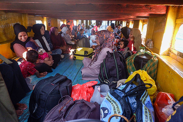 Warga Pulau Laiya menggunakan transportasi perahu menuju daratan Pangkep.