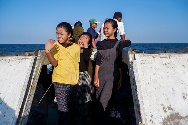 Bagi mereka, perahu tidak hanya sekadar alat transportasi, tetapi juga jembatan kehidupan yang menjaga mereka tetap terhubung dengan daratan utama.