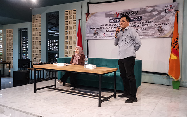 Koordinator Divisi Humas, Data, dan Informasi Bawaslu Sulsel, Alamsyah berbicara pada kegiatan konsolidasi media di Makassar, Sulawesi Selatan, Jumat (8/11/2024).