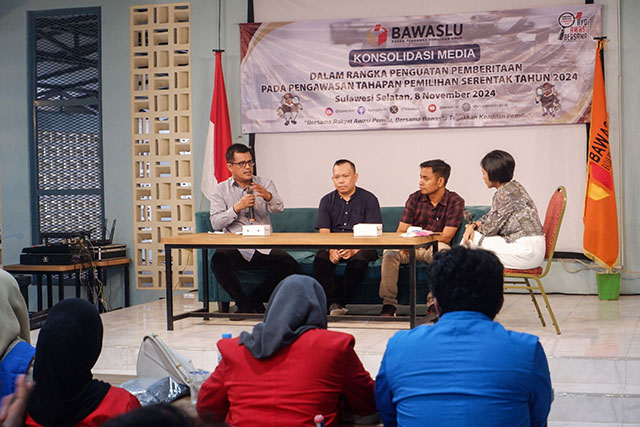 Koordinator Divisi Humas, Data, dan Informasi Bawaslu Sulsel, Alamsyah (kiri) berbicara di kegiatan konsolidasi media di Makassar, Sulawesi Selatan, Jumat (8/11/2024).