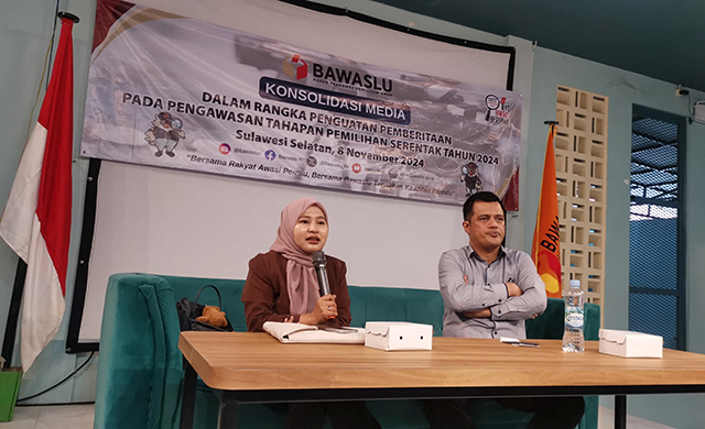 Tenaga Ahli Bawaslu RI Apriyanti Marwah (kiri) bersama Koordinator Divisi Humas, Data, dan Informasi Bawaslu Sulsel, Alamsyah (keempat kiri) berbicara pada pembukaan konsolidasi media di Makassar, Sulawesi Selatan, Jumat (8/11/2024).