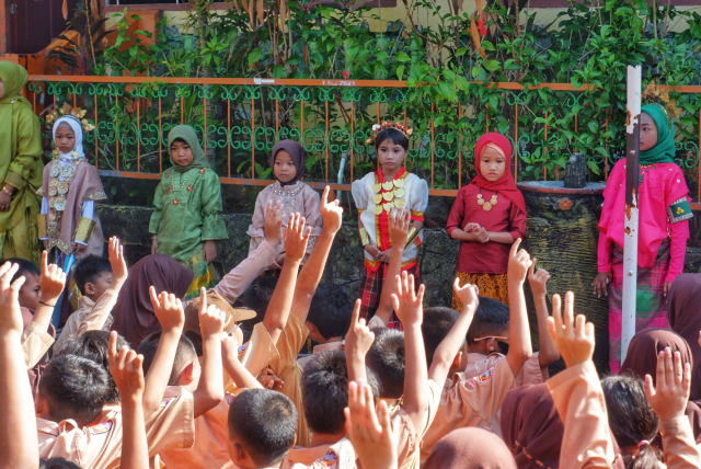 Sejumlah siswa mengenakan pakaian adat menyambut HUT Kota Makassar di Sekolah SD Inpres Perumnas, Antang, Sabtu (9/11/2024).