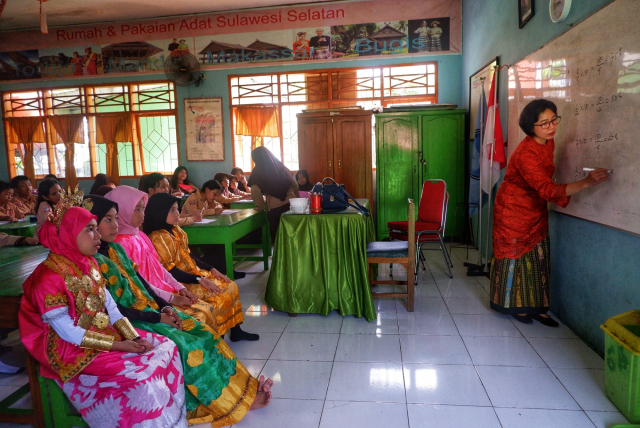 Sejumlah siswa mengenakan pakaian adat menyambut HUT Kota Makassar di Sekolah SD Inpres Perumnas, Antang, Sabtu (9/11/2024).