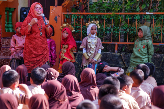 Sejumlah siswa mengenakan pakaian adat menyambut HUT Kota Makassar di Sekolah SD Inpres Perumnas, Antang, Sabtu (9/11/2024).