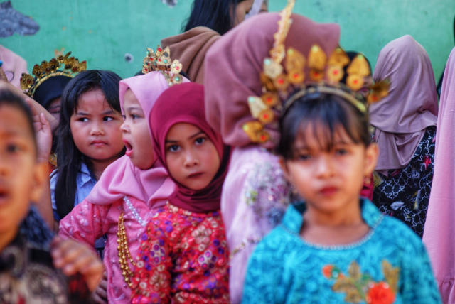 Sejumlah siswa mengenakan pakaian adat menyambut HUT Kota Makassar di Sekolah SD Inpres Perumnas, Antang, Sabtu (9/11/2024).