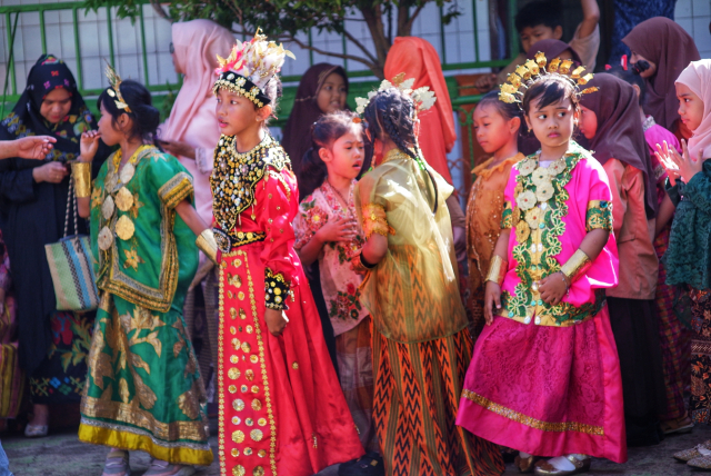 Peringatan HUT Kota Makassar, Siswa SD Kenakan Pakaian Adat