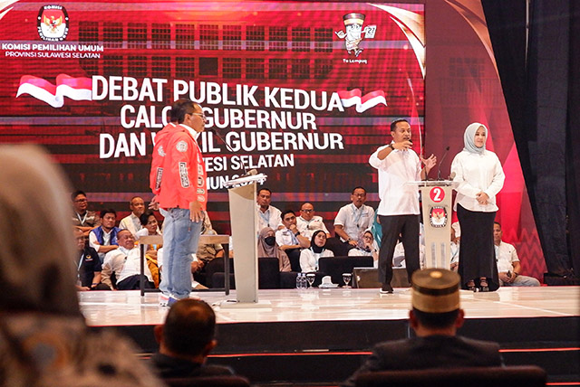 Pasangan calon Gubernur dan Wakil Gubernur Sulsel nomor urut dua Andi Sudirman Sulaiman (kedua kanan)-Fatmawati Rusdi (kanan) menjawab pertanyaan dari pasangan nomor urut satu Mohammad Ramdhan Pomanto (kiri)-Azhar Arsyad (kedua kiri) saat debat publik kedua Pilgub Sulsel 2024 di Hotel Claro Makassar, Sulawesi Selatan, Minggu (10/11/2024).