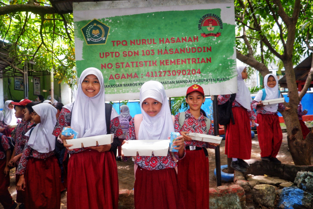 Sejumlah siswa menerima nasi dos saat uji coba pemberian makanan bergizi gratis di SDN 103 Inpres Hasanuddin, Kabupaten Maros.